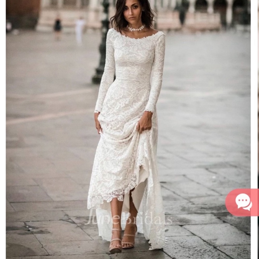 Minda’s long-sleeved lace wedding dress